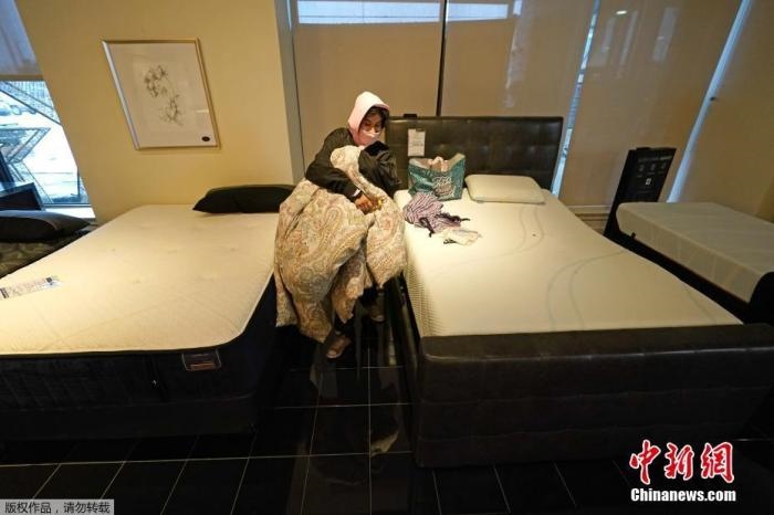 當(dāng)?shù)貢r(shí)間2月17日，美國(guó)得州的一家畫廊兼家具店內(nèi)，大批民眾來(lái)此避寒取暖，其中不乏一些人帶著被子來(lái)過(guò)夜。美國(guó)近日遭遇極寒天氣侵襲，多地氣溫創(chuàng)近年新低，其中得州災(zāi)情最嚴(yán)重，暴風(fēng)雪導(dǎo)致電網(wǎng)在酷寒中癱瘓，約400萬(wàn)居民家中長(zhǎng)時(shí)間停電。美國(guó)國(guó)家氣象局表示，得州休斯敦等地的氣溫甚至比靠近北極圈的阿拉斯加還要低。