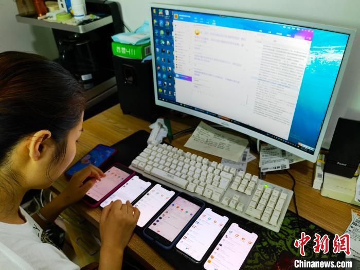 圖為網(wǎng)絡(luò)客服為網(wǎng)上“專車座套”客戶答疑釋惑?！巫雍?攝