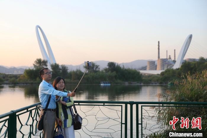 10月1日，北京冬奧公園內(nèi)的游客。　<a target='_blank' href='http://www.chinanews.com/'>中新社</a> 易海菲 攝
