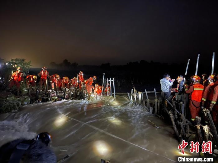 消防員分成左右兩路，同時(shí)發(fā)起決口封堵總攻?！￠Z旭輝 攝