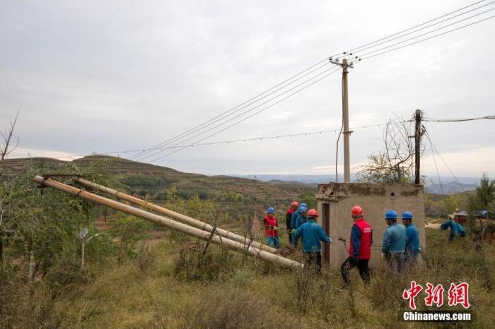 資料圖：10月11日，山西省靈石縣，電力工作人員在搶修電力設(shè)施。<a target='_blank' href='http://www.chinanews.com/'>中新社</a>記者 張?jiān)?攝 　