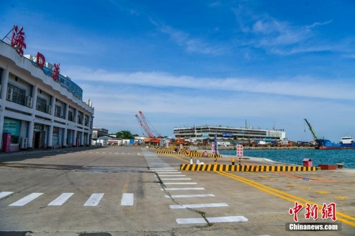 10月12日7時，受臺風“圓規(guī)”影響，?？谛潞８?、秀英港、鐵路南港停止作業(yè)，瓊州海峽再次停航。圖為?？谛阌⒏鄞a頭。 <a target='_blank' href='http://www.chinanews.com/'>中新社</a>記者 駱云飛 攝