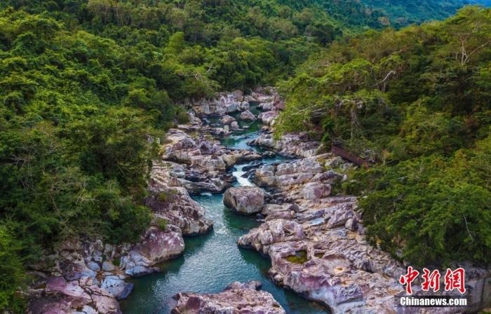 航拍海南呀諾達熱帶雨林景區(qū)，鳥瞰秀美山水、廣袤雨林。<a target='_blank' href='http://www.chinanews.com/'>中新社</a>記者 駱云飛 攝