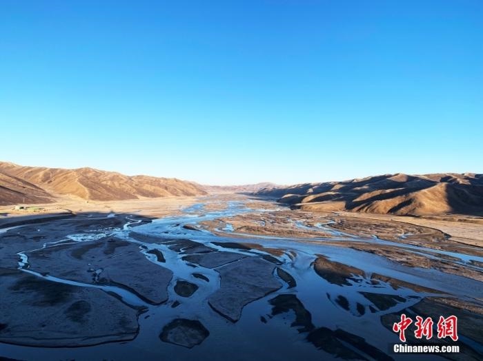 果洛州達日縣境內(nèi)的黃河。青海省果洛州地處三江源腹地，黃河在果洛境內(nèi)蜿蜒760公里，是“中華水塔”的重要組成部分和國家重要的生態(tài)安全屏障。<a target='_blank' href='http://www.chinanews.com/'>中新社</a>記者 孫睿 攝
