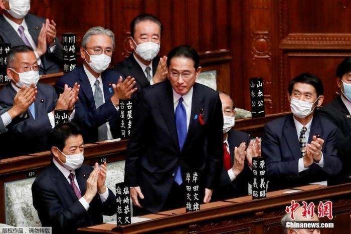 當(dāng)?shù)貢r間10月4日，日本自民黨總裁岸田文雄經(jīng)過眾院全體會議的首相指名選舉成為第100任首相。圖為岸田文雄（中）起身致謝。