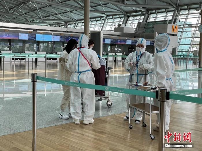 資料圖：韓國仁川國際機場工作人員嚴格執(zhí)行防疫措施。<a target='_blank' href='http://www.chinanews.com/'>中新社</a>記者 劉旭 攝　