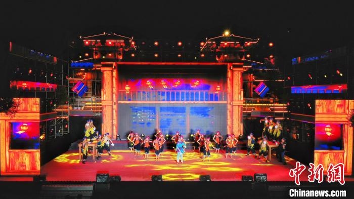 2021昭君文化旅游活動專場晚會現(xiàn)場?！≈苄橇?攝