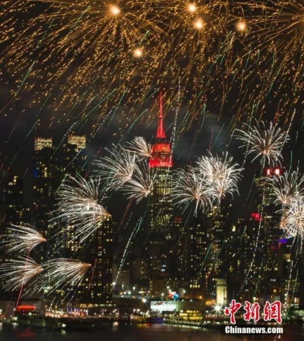 　　2018年，中國(guó)駐紐約總領(lǐng)事館前的哈德遜河上空燃放起焰火，慶祝中國(guó)狗年春節(jié)。