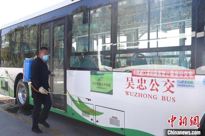 工作人員正在對公交車進(jìn)行消殺?！∮诰?攝