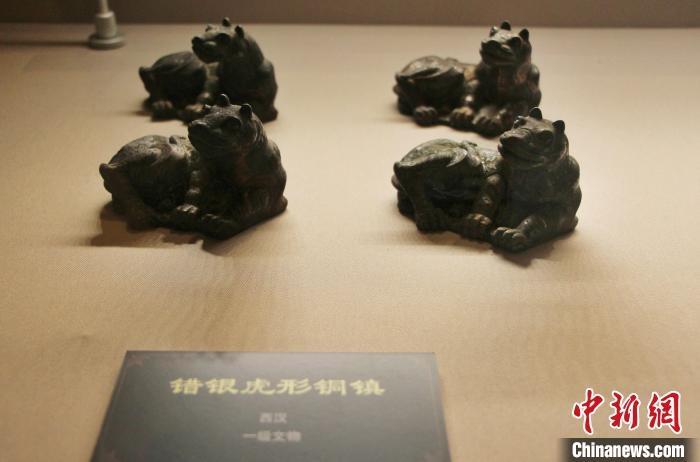 一級文物錯(cuò)銀虎形銅鎮(zhèn)。　趙曉 攝
