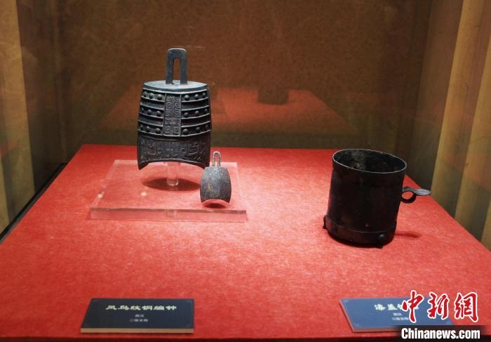 二級文物西漢鳳鳥紋銅編鐘、漆蓋銅卮?！≮w曉 攝