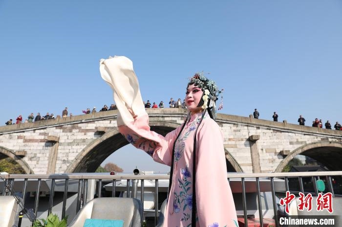 2019京杭對話的大運河京杭雅集活動中，浙江昆劇團國家一級演員楊崑在中國大運河(杭州段)上進行表演?！⌒燔?攝 攝