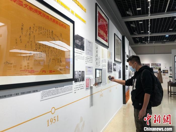 圖為市民參觀特展“我們：和博物館一起走過的日子”。　鐘旖 攝