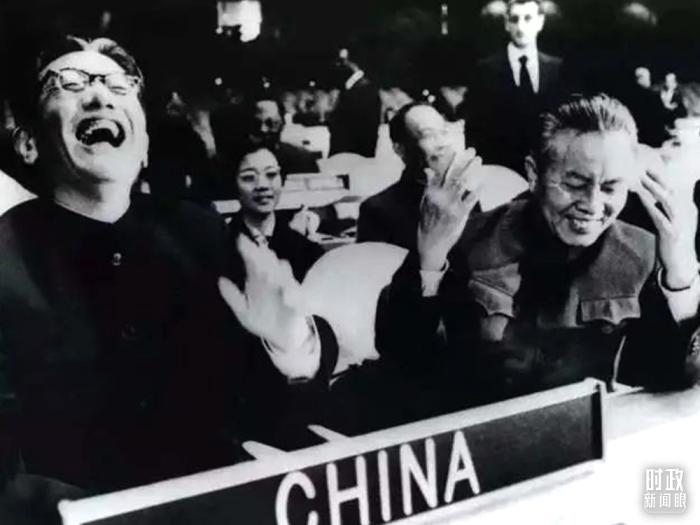 △1971年11月15日，以外交部副部長喬冠華(左一)為團長、黃華(右一)為副團長的中國代表團，首次出現(xiàn)在聯(lián)合國大會上。(資料圖)