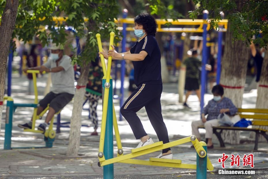 市民在體育公園利用公共健身器械鍛煉身體。 <a target='_blank' href='http://www.chinanews.com/'>中新社</a>記者 劉新 攝