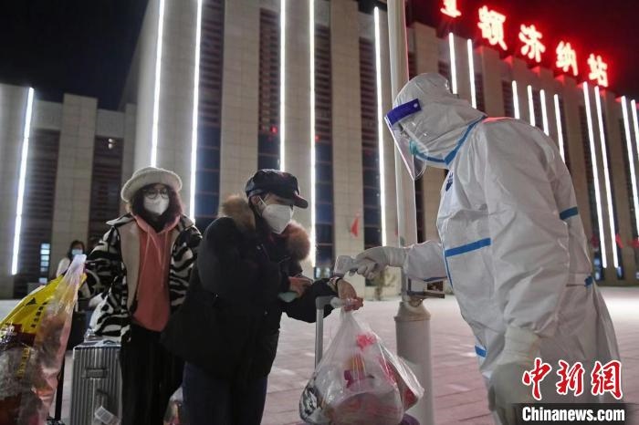 圖為滯留游客被有序轉(zhuǎn)運(yùn)至低風(fēng)險地區(qū)?！⊥趵?攝