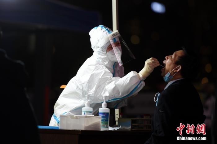 醫(yī)護(hù)人員為居民做核酸檢測。 <a target='_blank' href='http://www.chinanews.com/'>中新社</a>記者 何蓬磊 攝