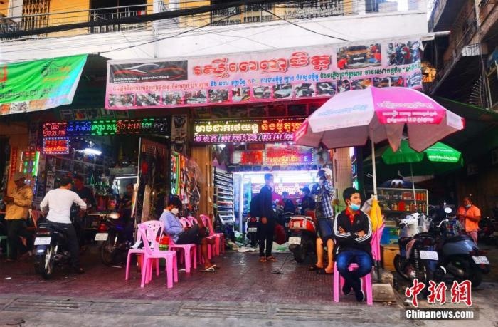 圖為金邊市中心的烏亞西市場，不少店鋪恢復(fù)營業(yè)。 <a target='_blank' href='http://www.chinanews.com/'>中新社</a>記者 歐陽開宇 攝