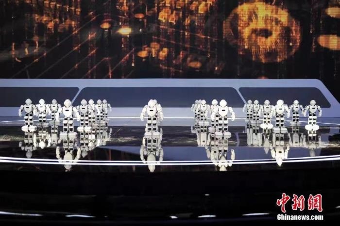 資料圖：2020年11月1日，科幻 科技創(chuàng)新主題論壇在北京舉行。圖為優(yōu)必選機(jī)器人科幻秀。<a target='_blank' href='/'>中新社</a>記者 田雨昊 攝