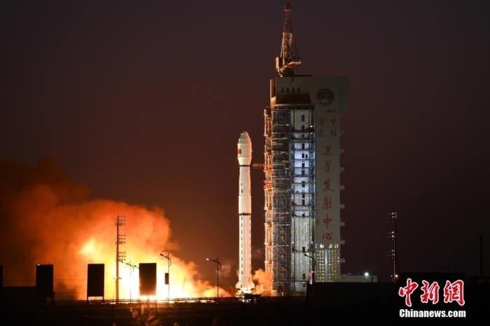 11月23日7時(shí)45分，中國(guó)在酒泉衛(wèi)星發(fā)射中心用長(zhǎng)征四號(hào)丙運(yùn)載火箭，成功將高分三號(hào)02星發(fā)射升空。 <a target='_blank' href='/'>中新社</a>發(fā) 汪江波 攝 　