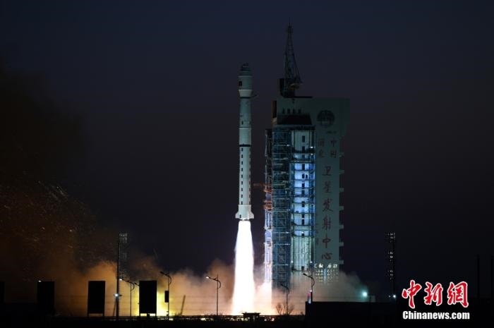 11月23日7時(shí)45分，中國(guó)在酒泉衛(wèi)星發(fā)射中心用長(zhǎng)征四號(hào)丙運(yùn)載火箭，成功將高分三號(hào)02星發(fā)射升空。 <a target='_blank' href='/'>中新社</a>發(fā) 汪江波 攝