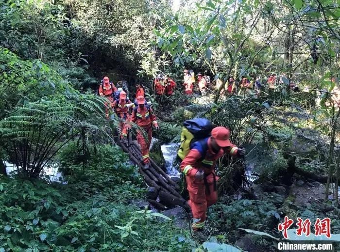 圖為搜救隊(duì)員在搜尋失聯(lián)人員。普洱市消防救援支隊(duì)供圖