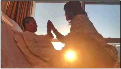 每天早上媽媽醒來后，母女倆都會迎著晨曦握手、擊掌?！∫曨l截圖