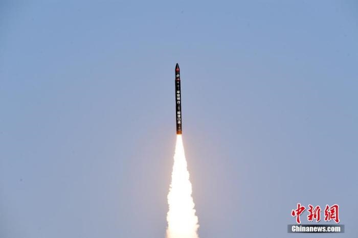 北京時間2021年12月7日12時12分，谷神星一號遙二運載火箭在中國酒泉衛(wèi)星發(fā)射中心成功發(fā)射升空，將搭載的天津大學一號、麗澤一號、寶醞號、金紫荊五號、金紫荊一號03星等5顆小衛(wèi)星順利送入預定軌道，發(fā)射任務獲得圓滿成功。汪江波 攝