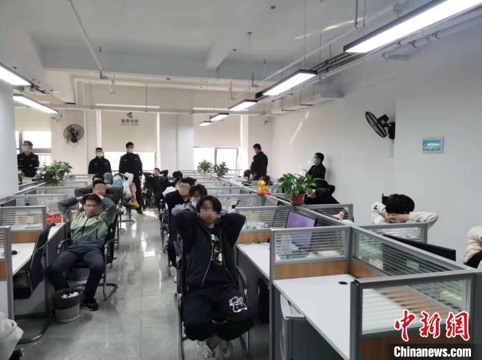 抓捕現(xiàn)場。　長沙市公安局供圖
