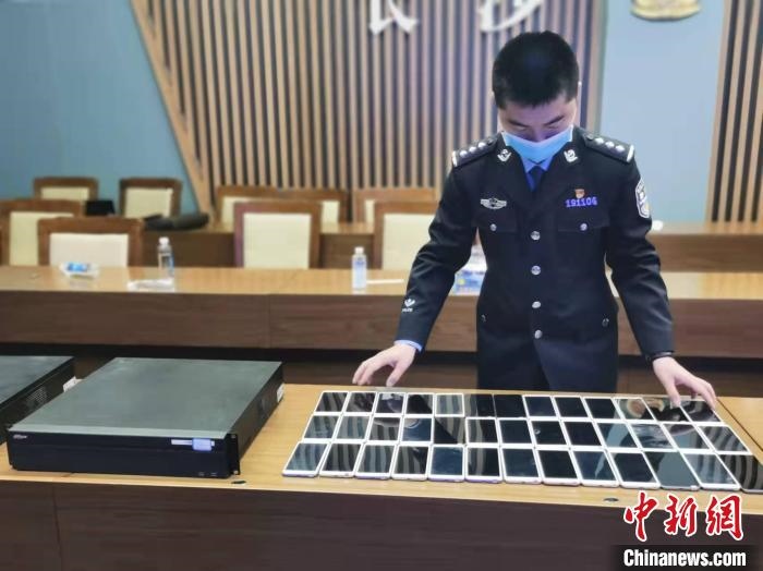 民警展示作案工具。　長沙市公安局供圖