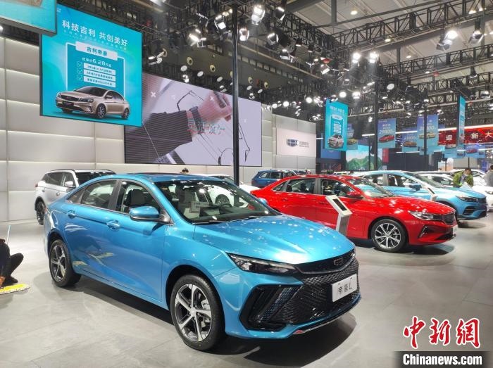 長沙國際車展上展出的汽車?！√菩∏?攝