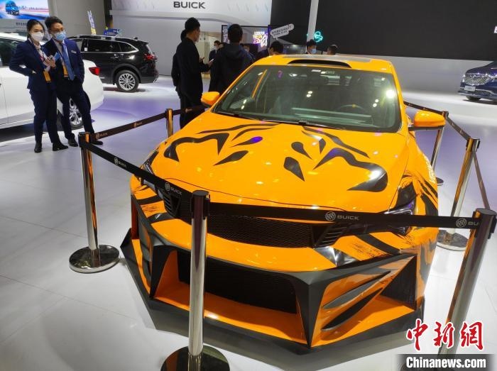 長沙國際車展上展出的汽車?！√菩∏?攝