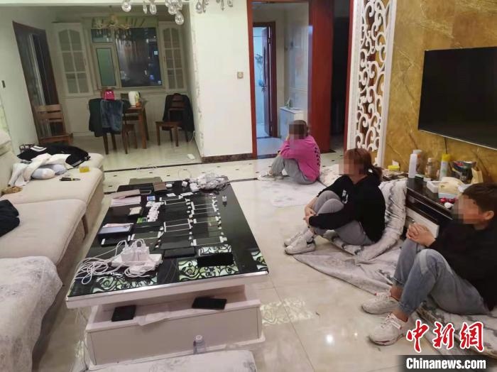 資料圖為果洛藏族自治州公安民警抓獲的犯罪嫌疑人?！‖斍呖h公安局供圖