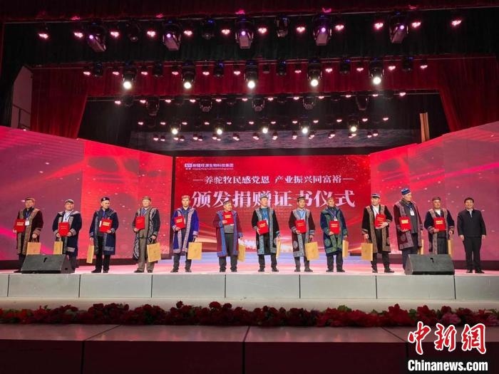 阿勒泰地區(qū)牧民靠企業(yè)的幫扶走上了致富道路?！」o琨 攝