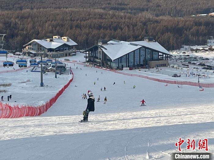 在吉林白山體驗(yàn)滑雪的游客眾多。　薛棟棟 攝