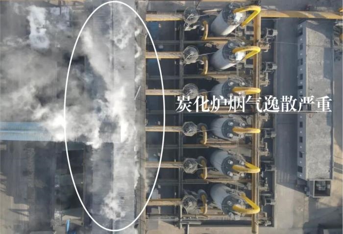  2021年12月11日，督察組使用無人機拍攝，榆林市榆陽區(qū)瑞森煤化工公司炭化爐煙氣逸散嚴重