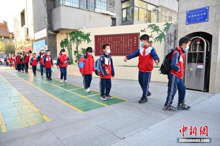 10月，呼和浩特市一所小學(xué)內(nèi)，學(xué)生間隔入校。 <a target='_blank' href='/'>中新社</a>記者 劉文華 攝