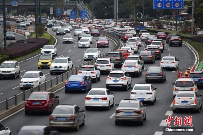 成都市劍南大道的早高峰，車輛排隊(duì)入城。張浪 攝