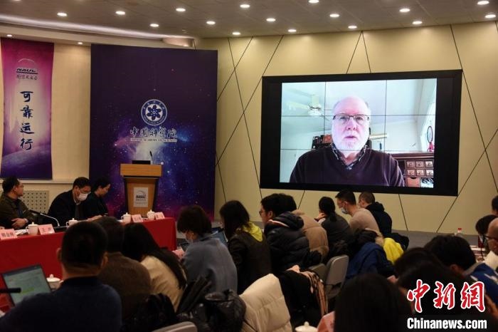 美國伊利諾伊大學教授理查德？克魯切爾通過視頻點評FAST測量星際磁場最新研究成果。　<a target='_blank' href='/'>中新社</a>記者 孫自法 攝