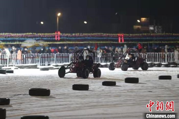來吧，一起體驗(yàn)雪地越野車的刺激吧?！∮诤Ｑ?攝