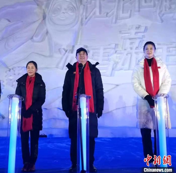 前女排國家隊(duì)隊(duì)長奧運(yùn)冠軍惠若琪(右一)，中國女子田徑競走奧運(yùn)冠軍王麗萍(左一)助陣當(dāng)晚活動(dòng)?！≮w桂華 攝