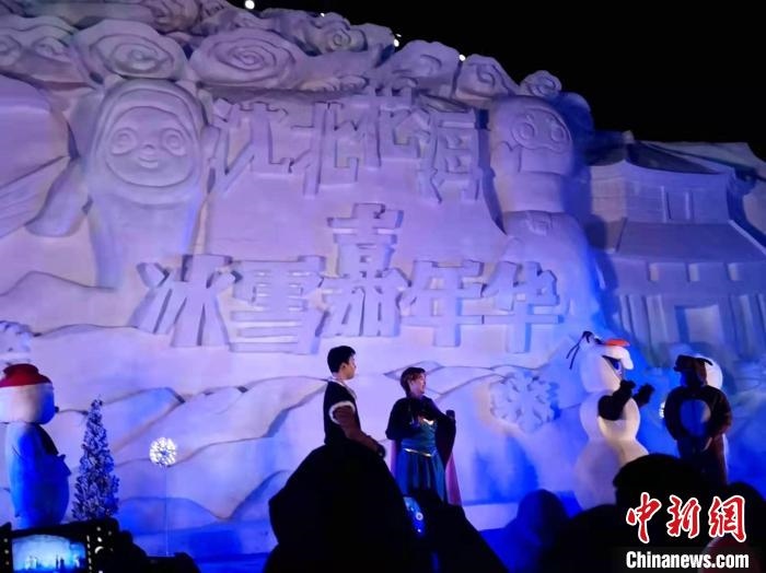 活動(dòng)現(xiàn)場表演的《冰雪奇緣》很受歡迎?！≮w桂華 攝