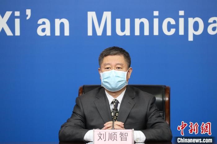 圖為西安市衛(wèi)生健康委主任劉順智6日在新聞發(fā)布會(huì)上?！∥靼彩姓﹫D