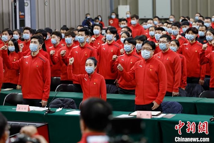 1月5日晚，全力沖刺北京冬奧學(xué)習(xí)座談會在北京舉行，座談會后，中國冰雪國家集訓(xùn)隊全體成員起立，齊聲高呼：“中國冰雪，加油！加油！加油！” <a target='_blank' href='/'>中新社</a>記者 富田 攝
