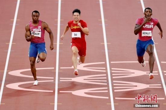 資料圖：北京時間8月1日晚，在東京奧運會男子百米決賽中，中國選手蘇炳添以9.98秒的成績獲得第六名，作為首位闖進奧運男子百米決賽的中國人，他再次創(chuàng)造了歷史。圖為蘇炳添在比賽中。<a target='_blank' href='/'>中新社</a>記者 富田 攝