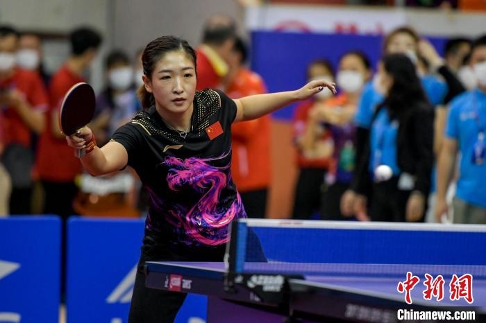 劉詩雯在2021年全國乒乓球“業(yè)余球王”總決賽中與選手互動交流球技?！●樤骑w 攝