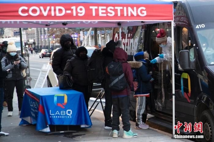 當(dāng)?shù)貢r間1月4日，美國紐約一處新冠病毒檢測站為居民做檢測。<a target='_blank' href='/'>中新社</a>記者 廖攀 攝