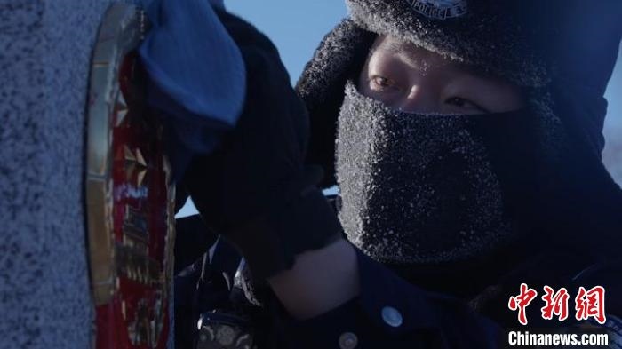 圖為恩和哈達(dá)邊境派出所的9名民警踏雪巡邊?！⒕S明 攝