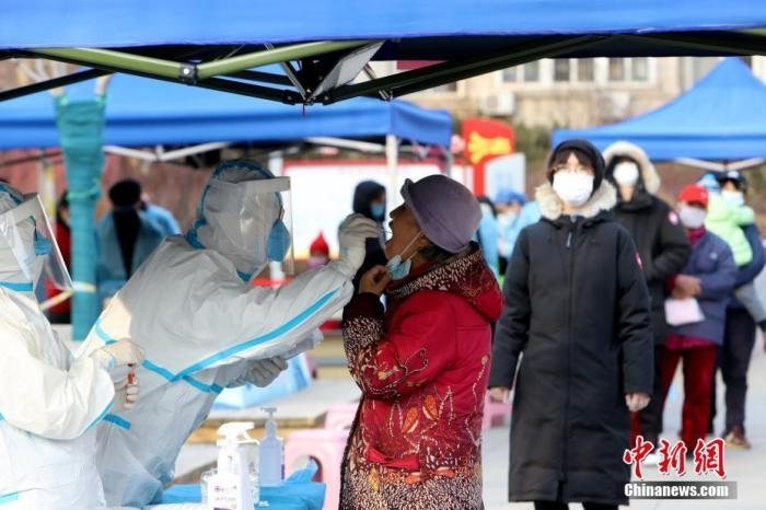資料圖：1月9日，天津市南開大學(xué)西南村，社區(qū)組織市民進(jìn)行核酸檢測。 <a target='_blank' href='/'>中新社</a>記者 張道正 攝