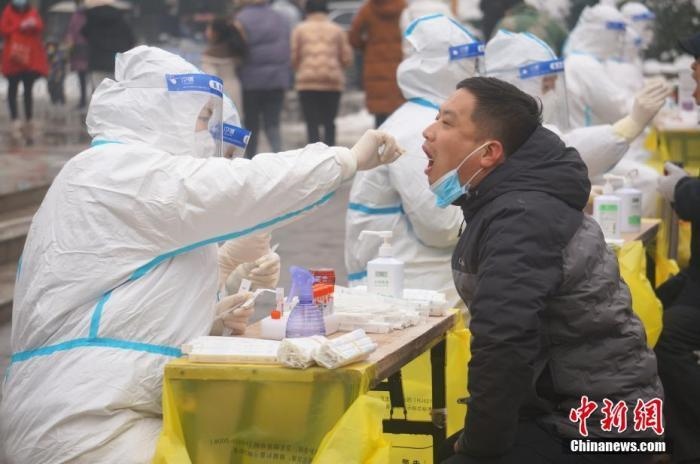資料圖：圖為鄭州市民接受核酸檢測。 <a target='_blank' href='/'>中新社</a>記者 韓章云 攝
